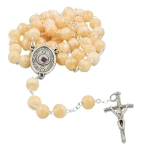 Różaniec z płatkiem róży z grobu św. Jana Pawła II